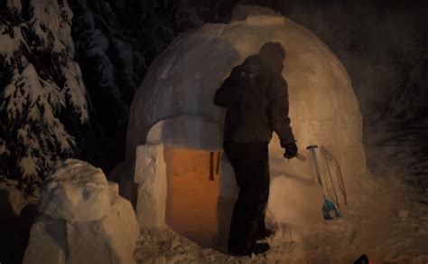 Ein Mutiger Mann Beschloss Zu Testen Wie Warm Es In Einem Schneehaus