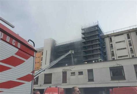 Incendio In Un Palazzo Di Colli Aniene A Roma Dago Fotogallery