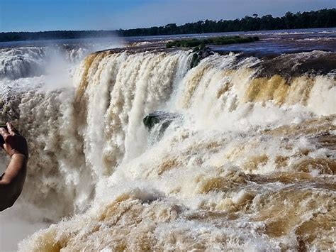 Por la crecida del río cerraron las pasarelas de la Garganta del