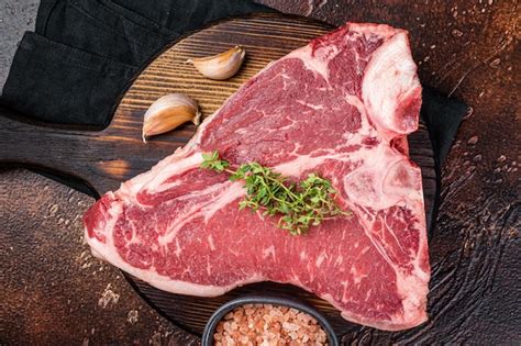 Bife De Porterhouse Cru Carne De Bovino Marmorizada Em Uma Placa De