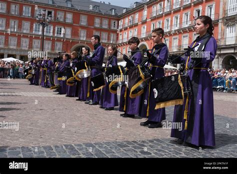 Miembros De La Hermandad Participan En A Tamborrada Ma A En La Plaza