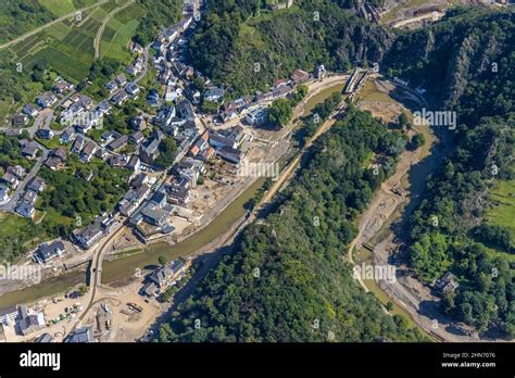 Luftaufnahme überflutetes Gebiet an der Ahr mit zerstörten Brücken und