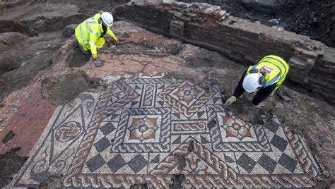 Archeologia A Londra Rinvenuto Un Mosaico Romano Intatto La Repubblica