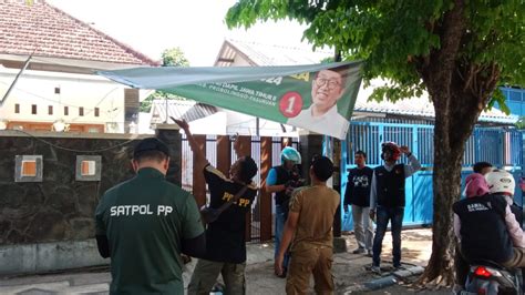 Langgar Aturan Pemasangan Satpol PP Dan Bawaslu Kota Probolinggo