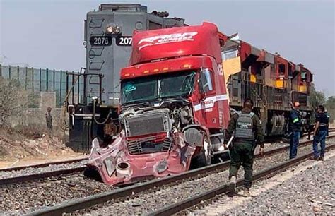 Tráiler intenta ganarle al tren y es embestido