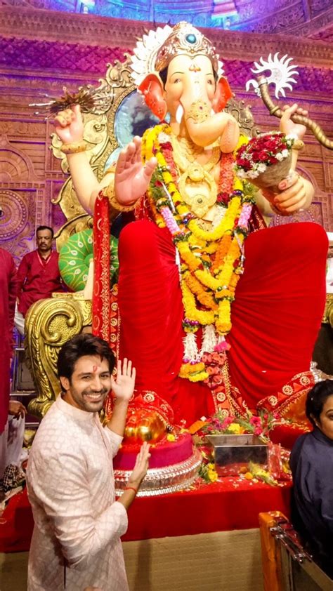 Kartik Aaryan Visits Lalbaugcha Raja To Seek Ganeshas Blessings