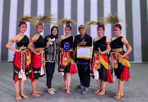 Mahasiswa Seni Tari Juara Iii Dalam Th National Foklore Festival