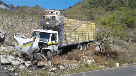 Se sale del camino y se impacta contra montículo de piedras en Oaxaca