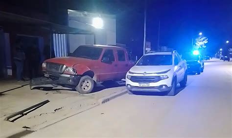 Choque En La Calle Chacabuco Conductor Se Descompensa Y Colisiona Con