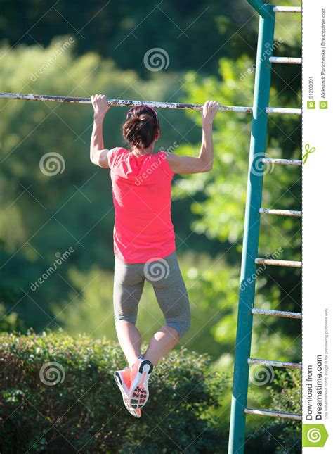 Chin Ups Y Pullups Que Entrenan Al Aire Libre Levante En La Barra Woma