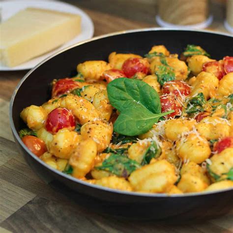 Gnocchi Pfanne Mit Spinat Und Tomaten Einfaches Rezept Cuisini