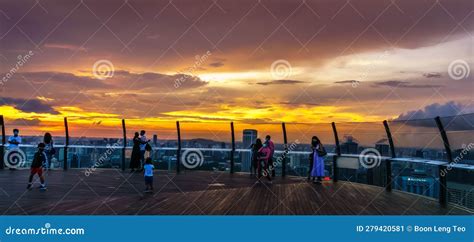 Beautiful Sunset at Marina Bay Sands SkyPark Observation Deck ...