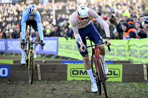 WK Hoogerheide | Mathieu van der Poel klopt Wout van Aert in sprint en