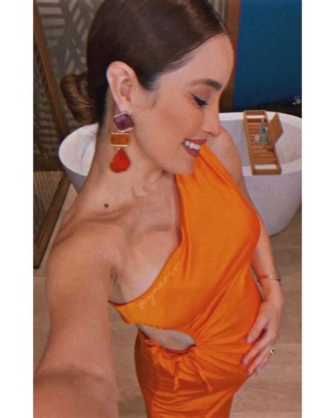 Cynthia Rodríguez la futura mamá más hermosa luce pancita en vestido