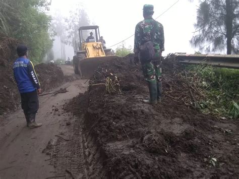 Awas Tebing Meter Di Jalur Wisata Bromo Longsor Akses Jalan