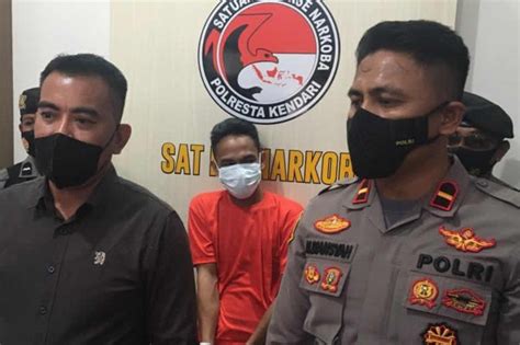 Pengedar Sabu Ditangkap Di Halte DPRD Kendari Wow Banyak Ban GenPI