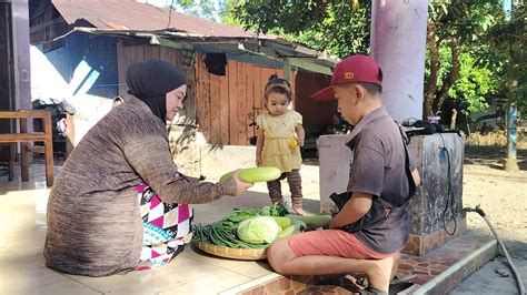 Diterlantarkan Ayah Bocah Ini Jualan Sayur Keliling Demi Bisa Makan