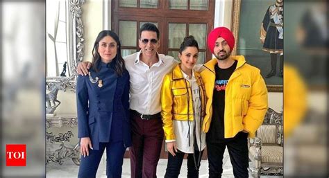 Batras In Dilli Kiara Advani Shares A Group Picture With Akshay Kumar