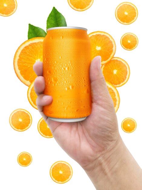 Una Lata De Refresco Naranja De Aluminio Con Frutas En El Fondo Blanco