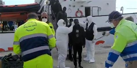 Quarantena Finita Sulla Nave Allegra Migranti Sbarcano A Pozzallo