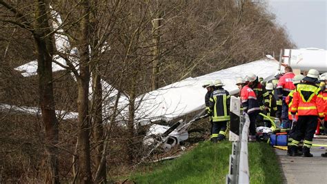 Niedersachsen Kleines Flugzeug St Rzt Auf A Fotos Der Spiegel