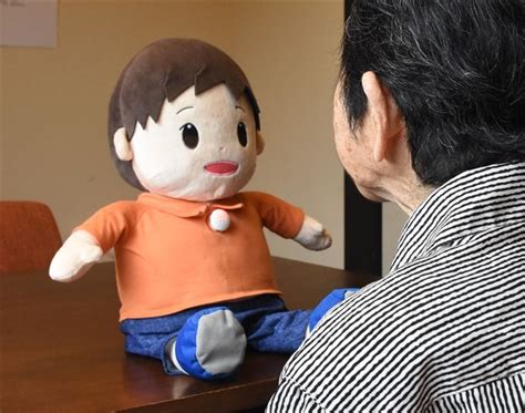 介護施設の利用者と会話するai搭載ロボ「だいちゃん」 認知症患者と会話、歌aiロボ「だいちゃん」の実力 福岡・飯塚の企業が開発 写真