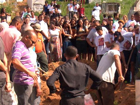 G Jovem Morto A Tiros Dentro De Lan House Enterrado Em Salvador