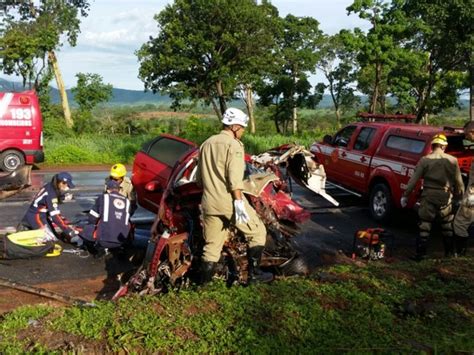 G1 Casal Morre Em Batida Entre Carro E Caminhão Na Br 020 Em Goiás