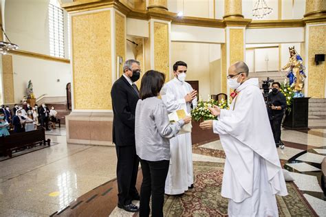 El Cardenal Gregorio Rosa Ch Vez Ordena Un Sacerdote Y Un Di Cono