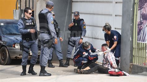 Dirigindo Em Alta Velocidade Homem Fura Bloqueio Policial E Causa