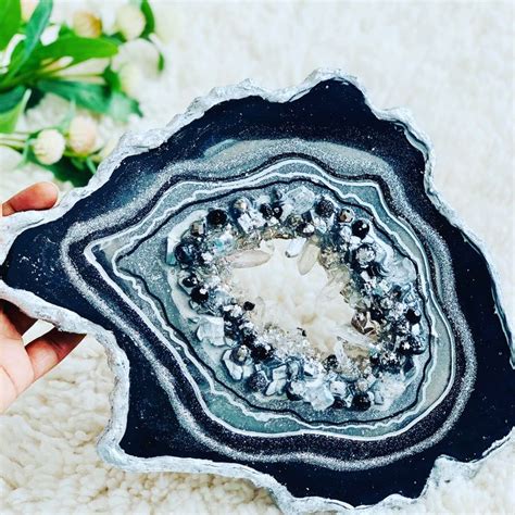 Resin Geode Art With Crystals And Quarts In Geode Art Art Geode