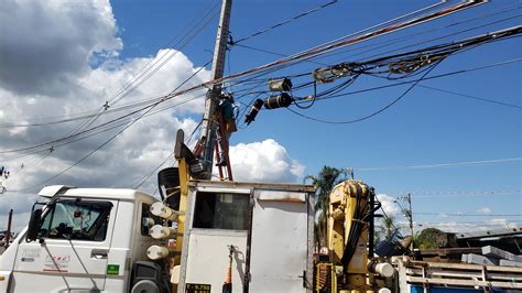 Empreiteira e Cemig removem postes e abrem caminho para conclusão da Av