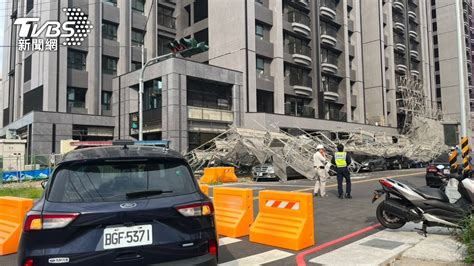 快訊／狂風發威？台中6車慘遭鷹架重壓掩埋 賓士車慘況曝│南區│新建案│tvbs新聞網