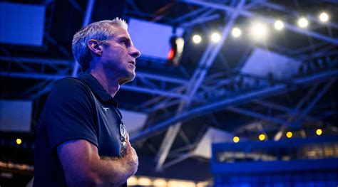 USA Designa A Karch Kiraly Entrenador Equipo Voleibol M Momento