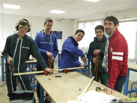 Ils Fabriquent Des B Tons Pour Les Marcheurs De Saint Jacques Le