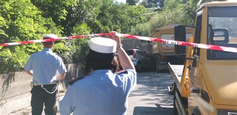 Incidente A Palermo Scontro Tra Un Camion E Un Auto Ferita Una Donna