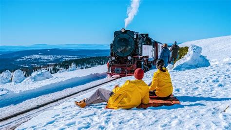 Pareja De Hombres Y Mujeres Viendo El Tren De Vapor Durante El Invierno