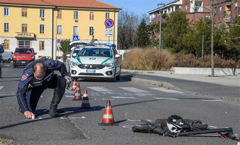 Col Furgone Investe Un Ragazzo In Monopattino Poi Scappa Via Caccia