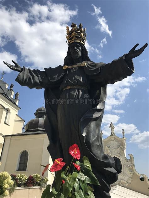 Rey De La Cristiandad Del Universo Frente A Una Puerta Blanca En El