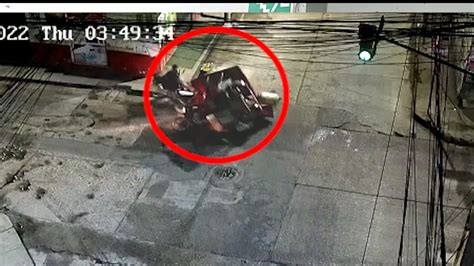 San Mart N Motociclista Se Pasa La Luz Roja E Impacta Con Trim Vil