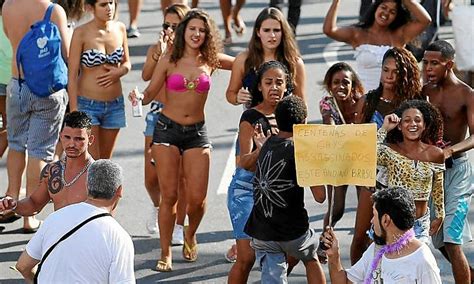 Violência na parada gay organização do evento critica a PM Jornal O