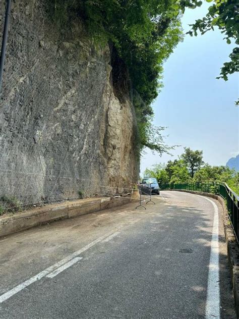 Positano Liberata La Strada Dai Detriti Della Frana Del Costone