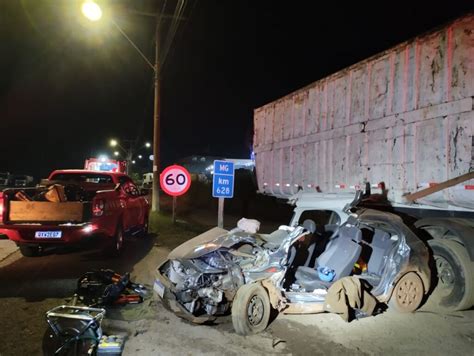 Motorista Fica Preso Entre As Ferragens Ap S Ve Culo Bater Em Carreta