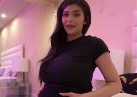 Kylie Jenner Mostra Rostinho Da Terceira Filha De Kim Kardashian Em V Deo