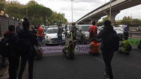 Attivisti Bloccano La Tangenziale Est Gli Automobilisti Li Insultano E