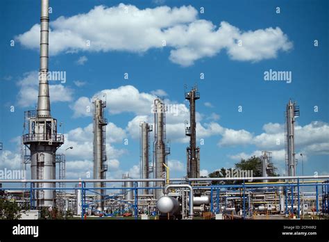 Refinery Pipelines Hi Res Stock Photography And Images Alamy