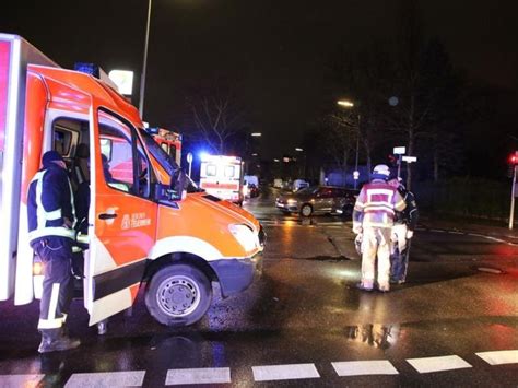 Rettungswagen stößt mit Auto zusammen zwei Verletzte