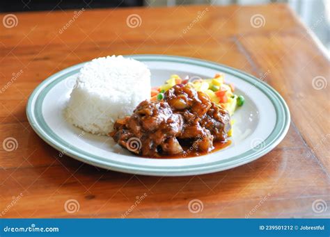 Cerdo Guisado Con Arroz Y Salsa O Arroz Con Cerdo Guisado Foto De