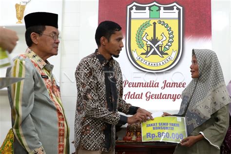 Penyaluran Zakat Baitul Mal Banda Aceh ANTARA Foto