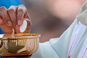 Italia Sacerdotes no vacunados no podrán dar la comunión en la